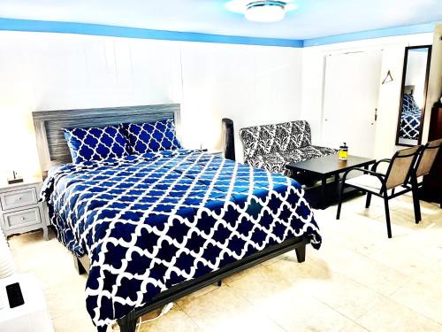 LGA Airport near, Studio walk in bsmt Apt in a Private House!