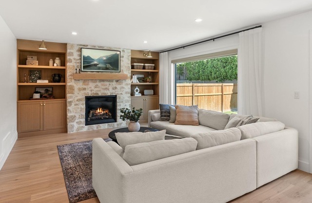 Licensed - Luxury 3 Bed, 3 Ensuite Farmhouse - 2 min walk to the beach