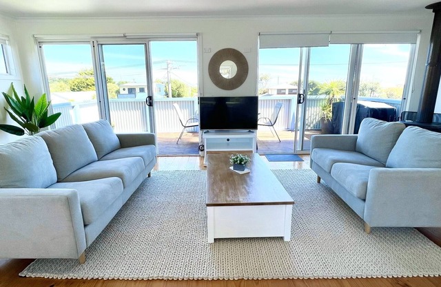 Light and bright 4 bedroom home, close to beach