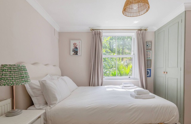 Light-Filled 2BD Flat, Minutes to Clapham Station