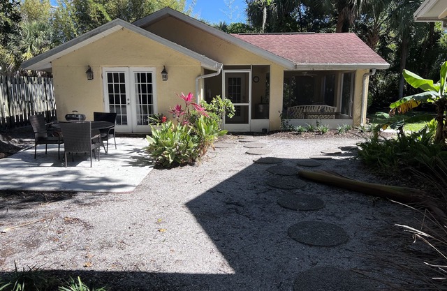 Light filled walk to bay 1 King BR,1 BA private cottage by the Ringling Museum