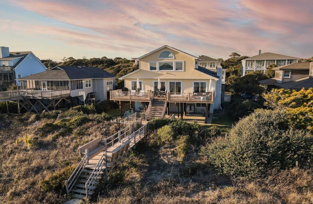 Lighthouse by AvantStay | Beachfront View Home w/Pool Table & Ping Pong
