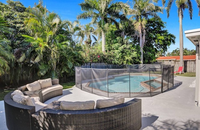 Lighthouse Point Oasis w Pool & Hot Tub Near Beach