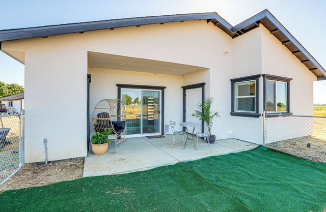 Lincoln Home w/Private Patio: 9 Mi to Dtwn!