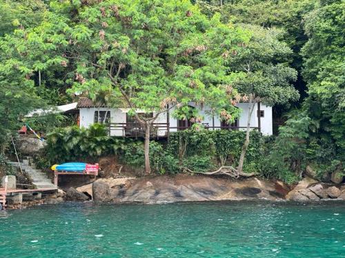 Linda Casa aconchegante com 3 quartos, vista incrível e privacidade na Praia da Aripeba-Ilha Grande-acomoda 8 pessoas