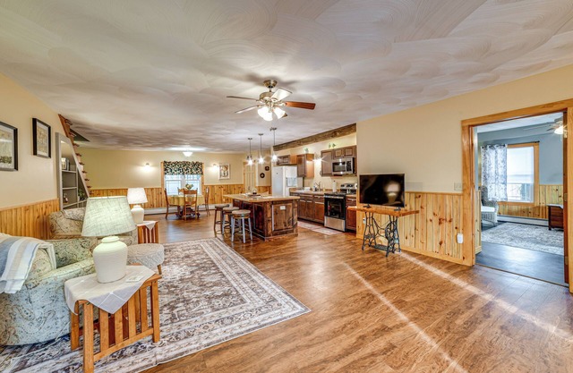 Lisle Apt: 4 Mi to Dorchester Lake!