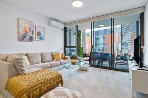 Little Bay Haven-Stylish Coastal Apartment