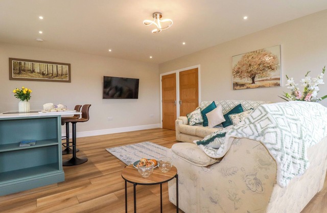 LITTLE HILLSIDE, romantic, character holiday cottage in Redruth