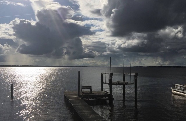 Little house on the river! Beautiful river view!