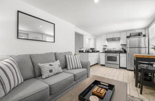 Little Hyde Out - Updated Hyde Park 1st Floor Apartment