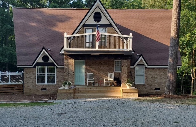 Little Piece of Paradise, Kerr Lake, Private Dock and Pickleball court!