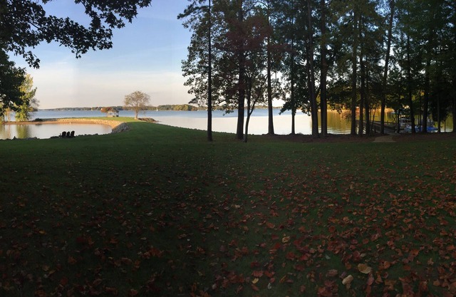 LKN Waterfront Point Home!Sleeps 13! Large home&yard! Boating options available