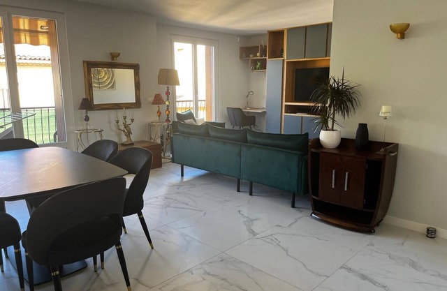 Location T3 Standing