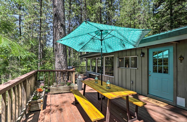 Loch Lomond Cabin w/Hot Tub, Near Wineries!