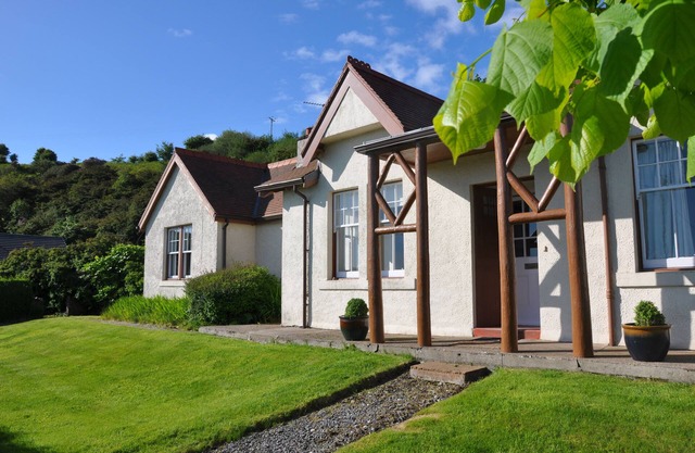 Lochside Cottage With Sea Views