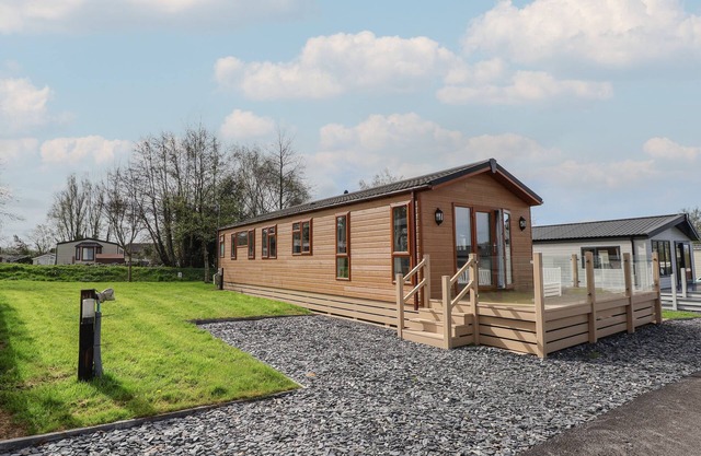 LODGE 4, pet friendly, with pool in St Asaph