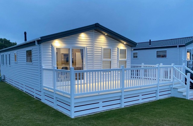 Lodge with a Sea View and Private Parking, Full Bathroom and En Suite