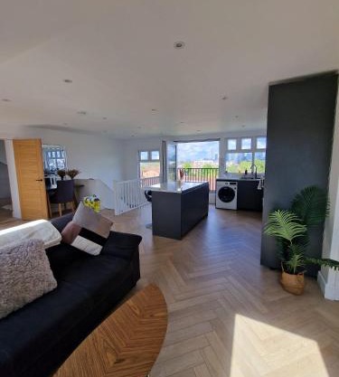 Loft apartment with skyline views of Canary Wharf