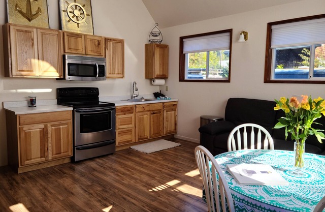 Loft Getaway - Spacious with 2 sleeping spaces