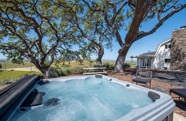 Loft on Vineyard Estate w/360 Views and Hot Tub!