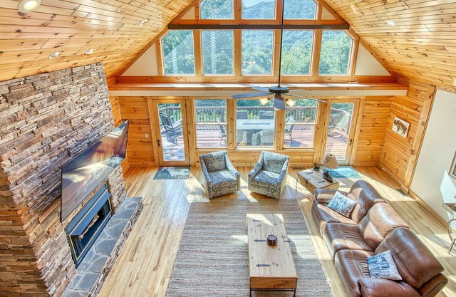 Log Cabin, Amazing View, Hot Tub, Fire Place, Fire Pit, Paved Access, 4 Bedrooms