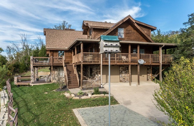 Log Cabin Lodge Overlooking Ohio River Near Creation Museum & Arc Encounter