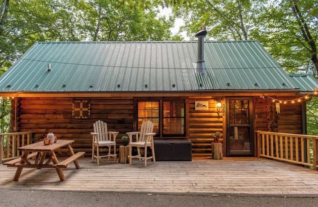 Log Cabin - mtn. view, 3 decks, fire pit, bunk room, pool and pet friendly