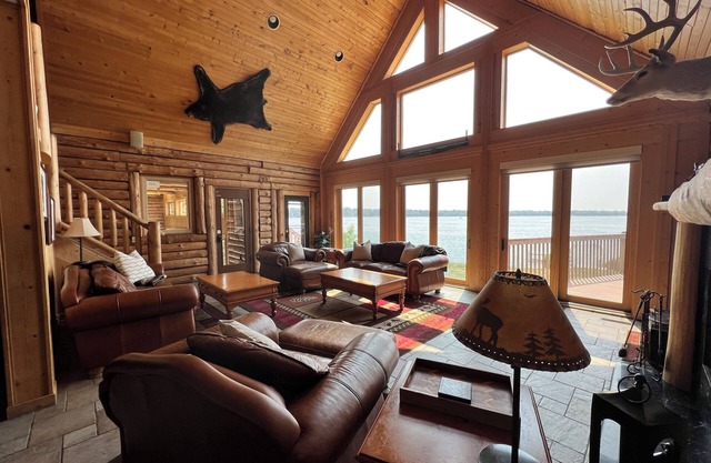 Log Cabin w/indoor pool on Lake, 30 Min from Wis Dells! 8 min. from Sand Valley