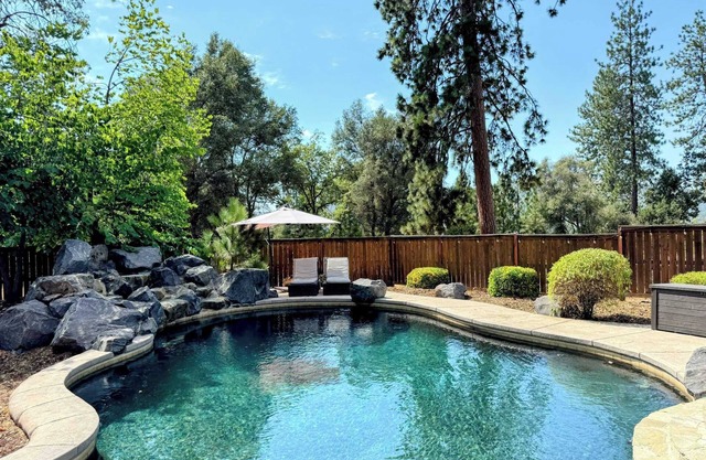 Log Cabin w/pool, spa, game room, sleeps 20!