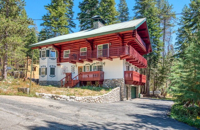 Log-style home with spacious deck, close to China Peak Mountain