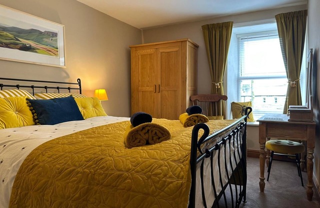 Logburner/Inglenook Fireplace. Dogs Welcome, By A Great Pub & The Pennine Way.