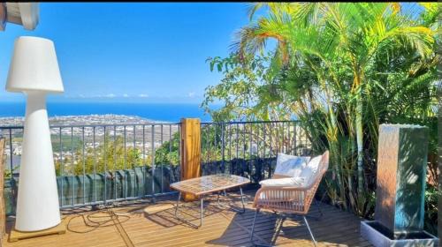 Logement privé comprenant chambre, salle de bain, cuisine extérieure dans belle villa avec piscine vue ocean