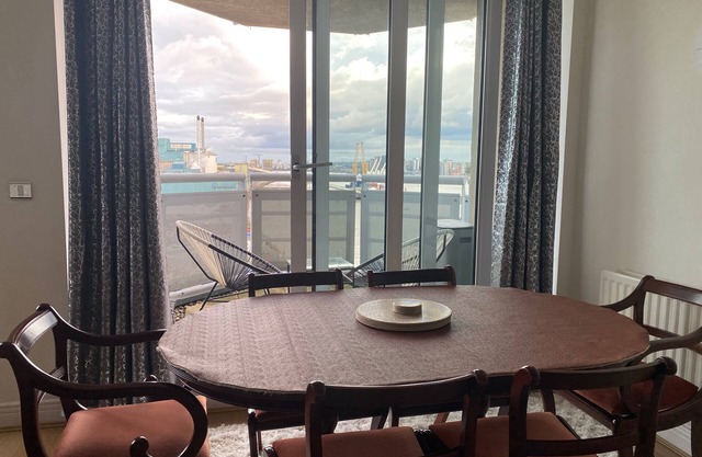 London Apt-sleeps 4-parking - Balcony-river View