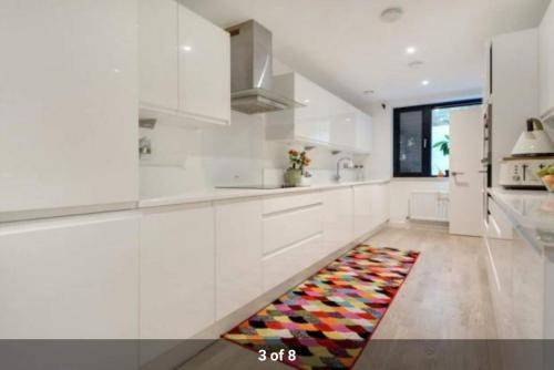 London Holiday Home Newly refurbished - Entire 4 Bedroom Private House with Kitchen, Living Room & private Garden - 1 Cape House London, Within 30 mins from Central London, London Bridge & Canary wharf