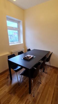 London Luxury 3 bedroom large apartment, aircon, free parking, station 4 mins walk