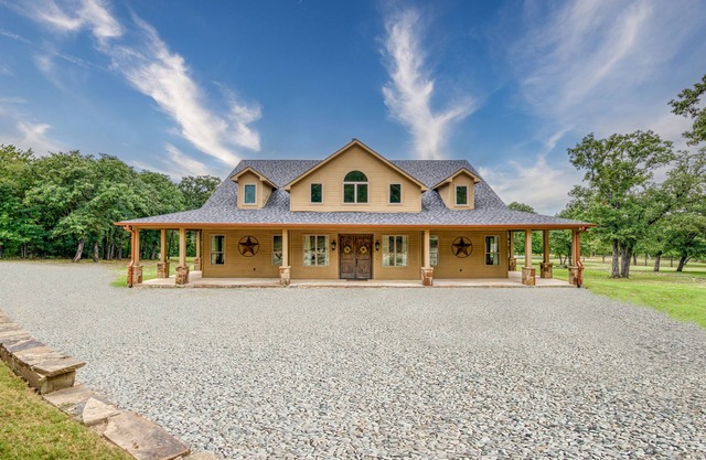 Lone Star State of Mind - 6BD/5BA w/FIshing Pond & Fully Furnished Kitchen