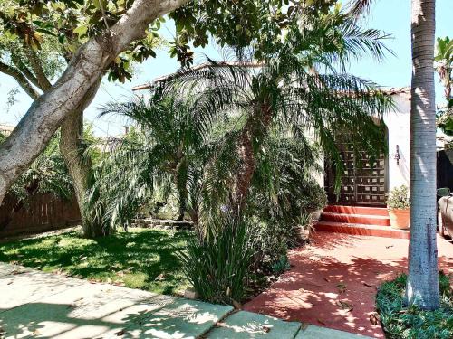 Long Beach Breeze - Dreamy 2 BR Near Anaheim Street