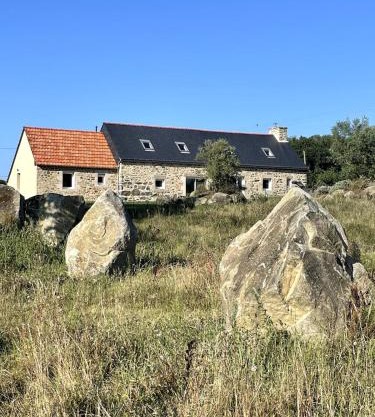 Longere avec Menhirs et Moutons Ouessant