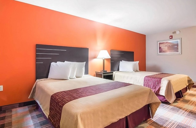 Look No Further! 2 Comfortable Units, Free Parking, Near Trolley Line Park