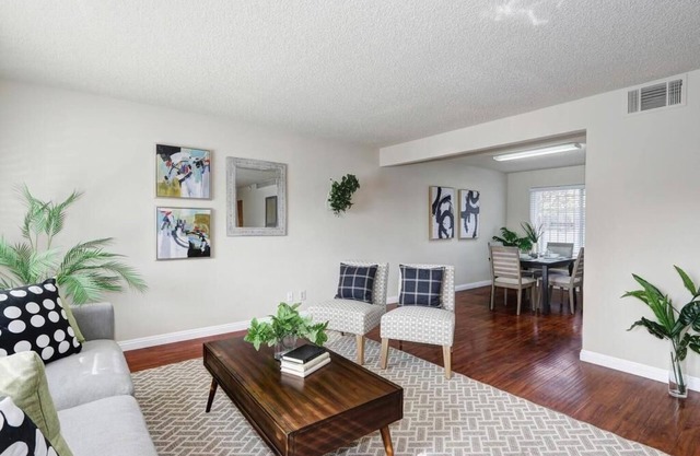 Looking for a vacation? Here you Go! Terrific Family Home with 4 Spacious Bed!