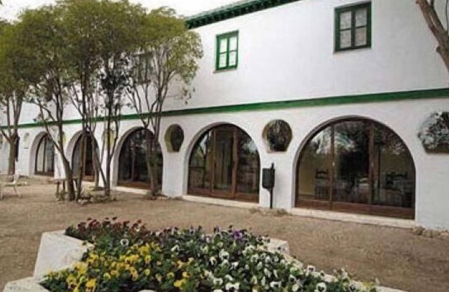 Los Cerrillos cottage for 22 people