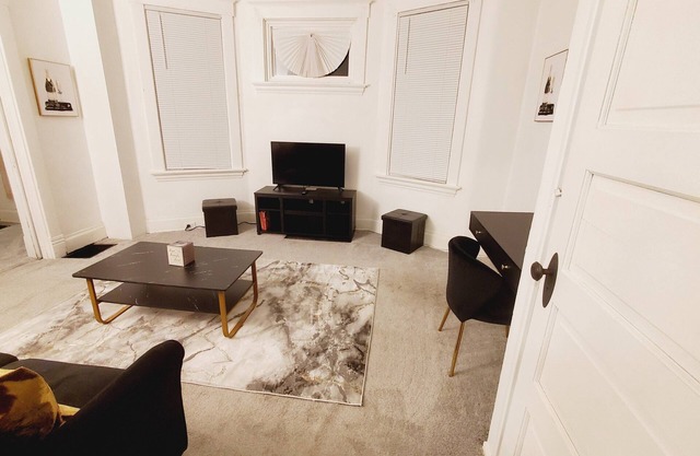 Lovely 1-bd unit w/free parking 12 min to downtown