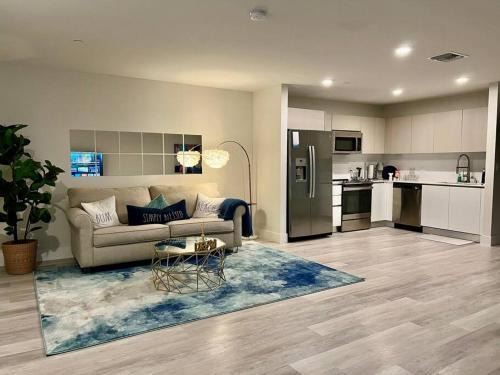 Lovely 1 bed condo with pool/wifi free parking