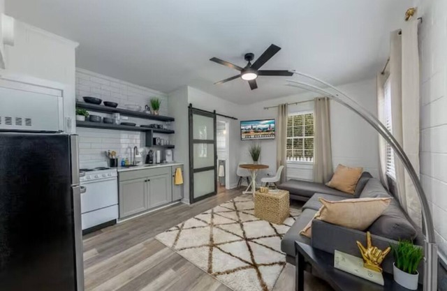 Lovely 1 BR with King bed Apt 1