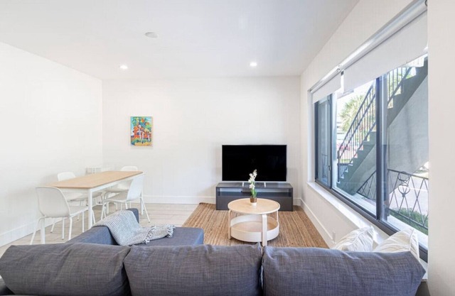 Lovely 2 bed 1 bath apartment 2 min away of beach!