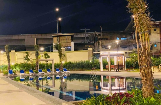 Lovely 2br with dazzling city lights and pool