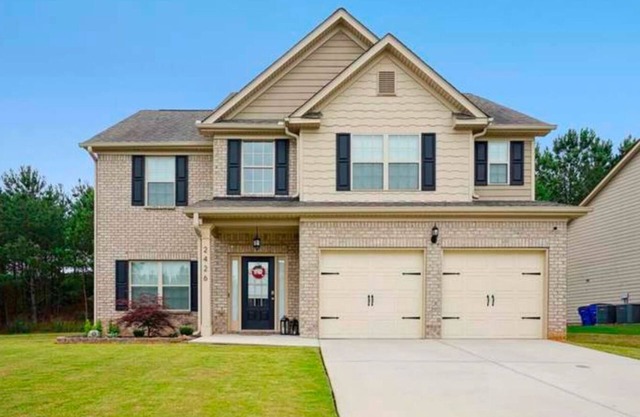 Lovely 4-bedroom, 3 Bath Oasis Near Grocery stores & Restaurants.