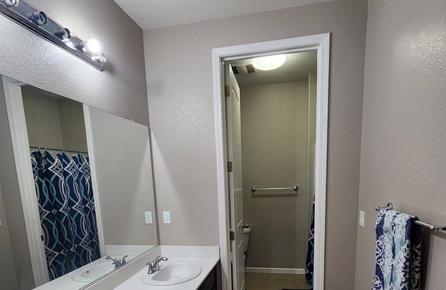 Lovely 5 BR home, 5 mins from BART, shopping, restaurants, freeway