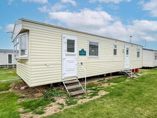 Lovely 8 Berth Caravan At Harts Holiday Park In Kent Ref 74066B