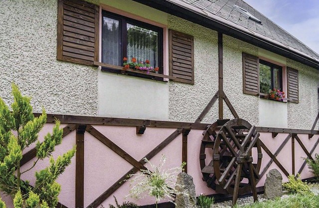 Lovely apartment in villa for 18 people with pool, WIFI, TV, patio, pets allowed and parking